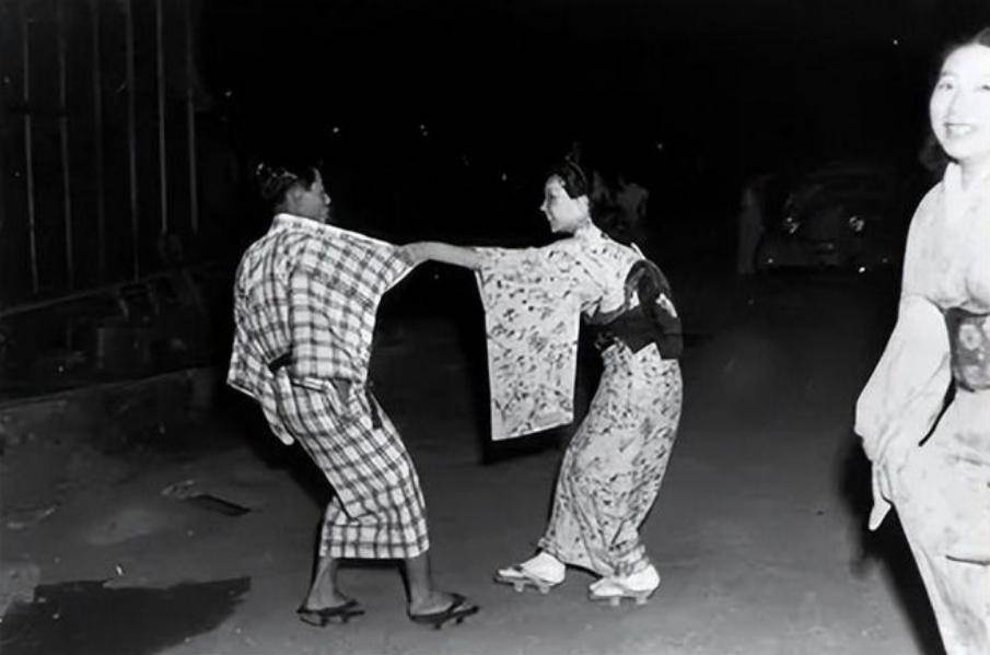的孩子被全村人抚养流行千年才被废止澳门新葡京日本风俗“夜爬”生下来(图6)